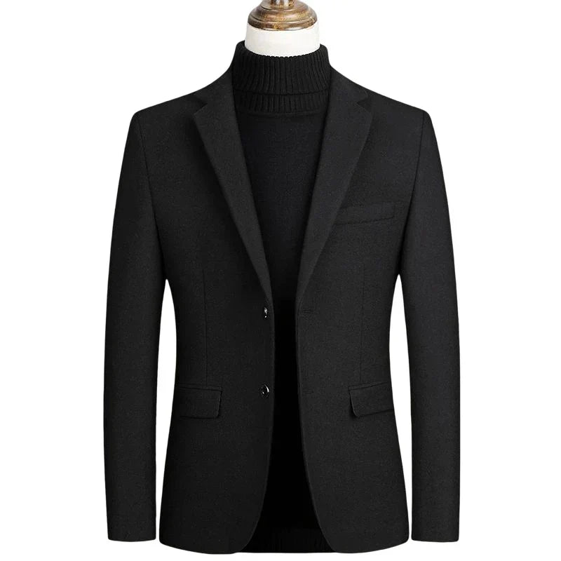 Blazer masculino Monterali MT188 com corte moderno, lapelas finas e tecido respirável. Elegância e conforto para uso diário ou ocasiões formais.

