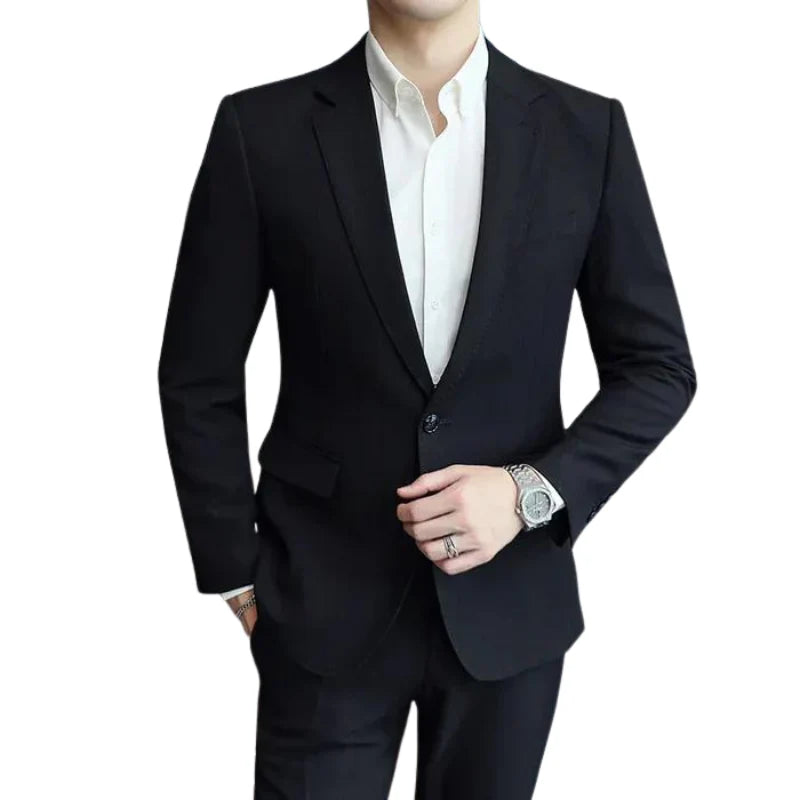 Blazer masculino Monterali MT190 com corte regular, lapelas finas e tecido respirável. Estilo casual e moderno para diversas ocasiões.

