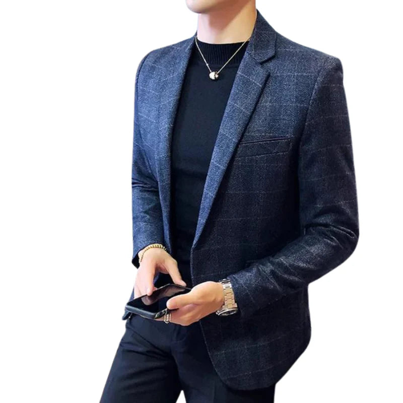 Blazer masculino Monterali MT196 com corte slim, lapelas clássicas e tecido leve. Sofisticação e conforto para uso casual ou formal.

