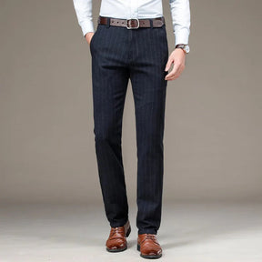 Calça social masculina Monterali MT229 com listras finas, corte ajustado e visual elegante.

