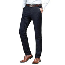 Calça social masculina Monterali MT229 com listras finas, corte ajustado e visual elegante.


