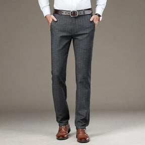 Calça social masculina Monterali MT229 com listras finas, corte ajustado e visual elegante.

