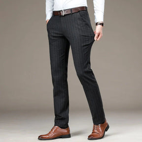 Calça social masculina Monterali MT229 com listras finas, corte ajustado e visual elegante.

